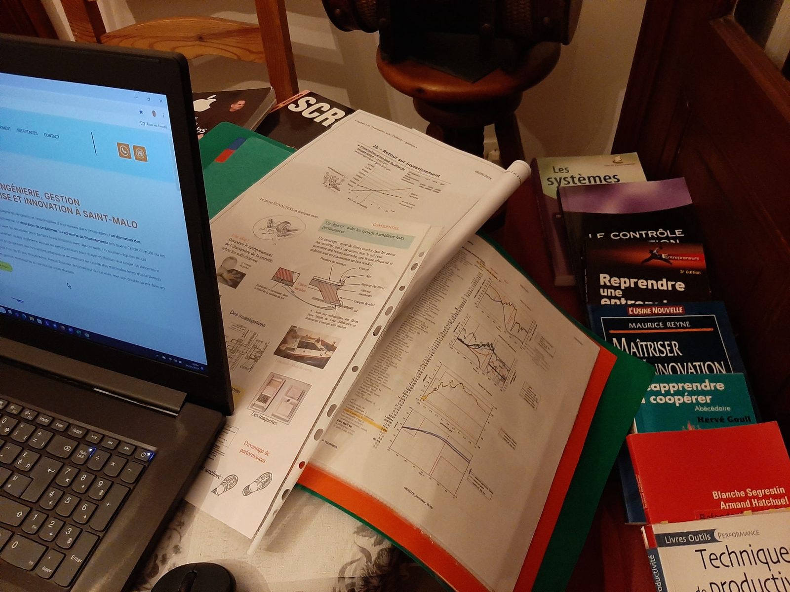 Table de travail : dossiers d’études, ouvrages d’innovation et site ACTESI